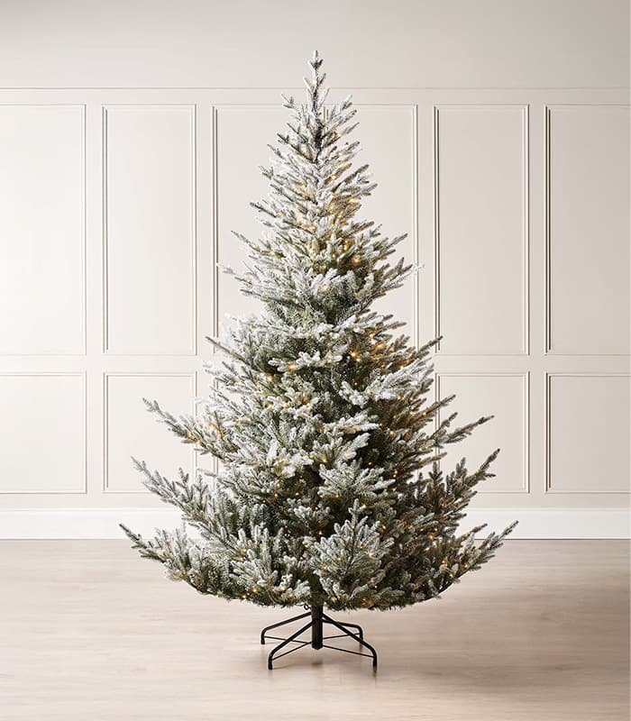 prelit-snow-flocked-christmas-tree.jpeg Pre-Lit Snow Flocked Christmas Tree - Görsel 1